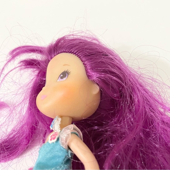 Hasbro Strawberry Shortcake Plum Pudding Berry 6" Doll - Picture 4 of 13